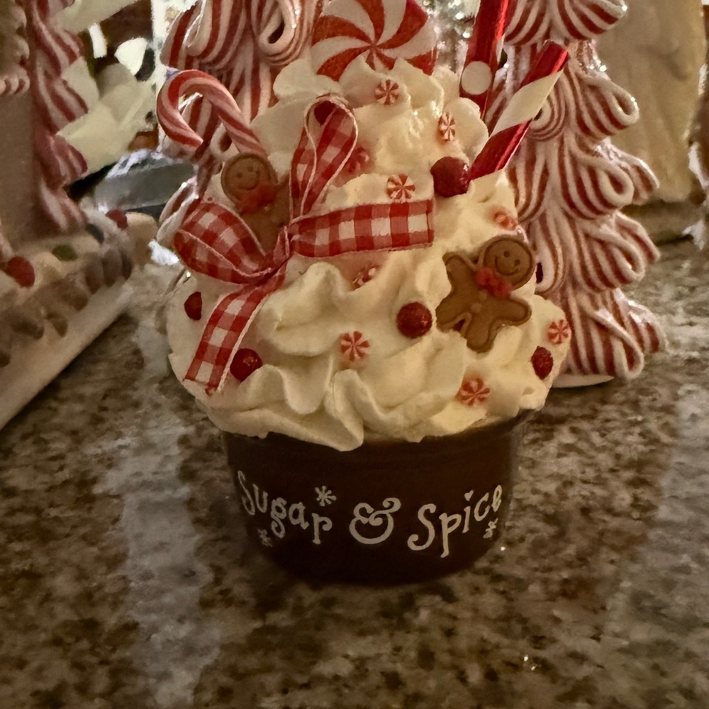 Gingerbread Faux whipped cupcake